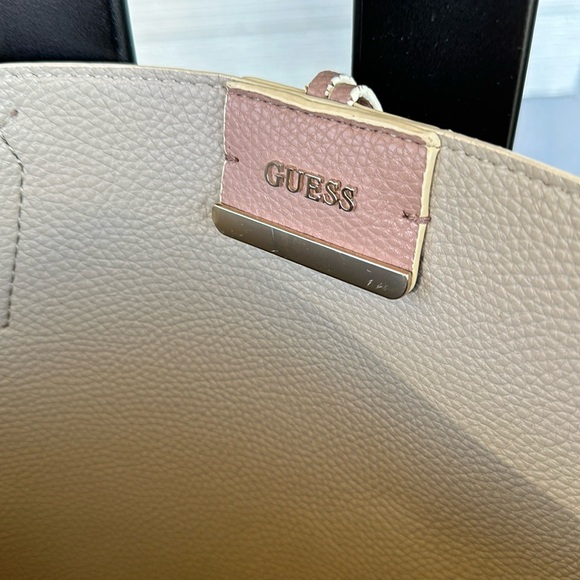 Guess pale pink Tote
Fabulous condition...approx 18" x 10" bottom base 12"by 5" - Picture 5 of 9
